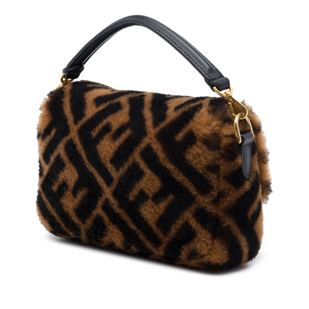 Fendi Zucca Shearling Baguette à chaîne Sac Mini Matière naturelle Marron – vue 2 – GABY PARIS