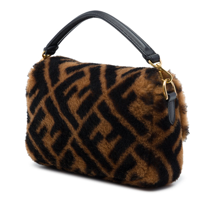 Fendi Zucca Shearling Baguette à chaîne Sac Mini Matière naturelle Marron – vue 2 – GABY PARIS