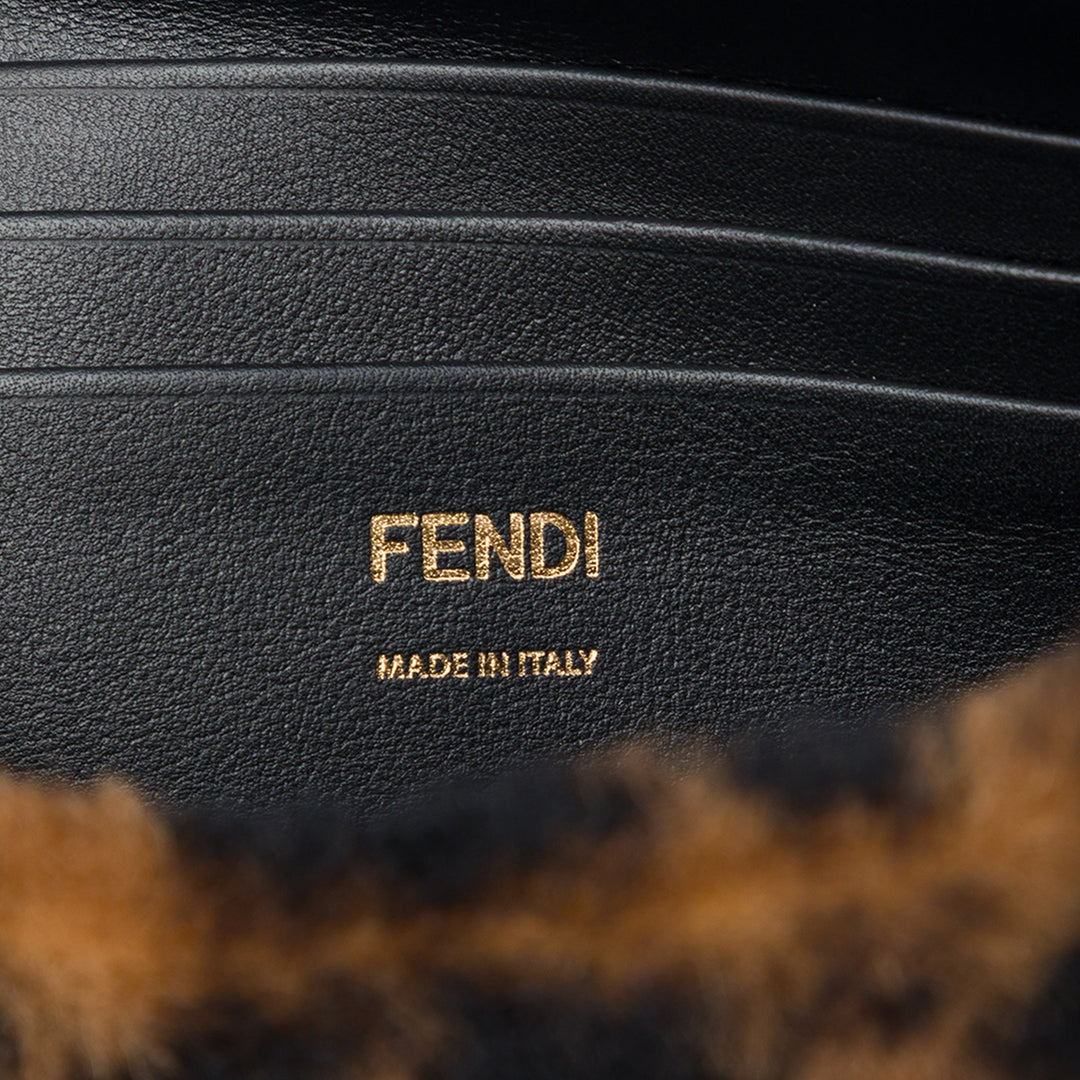 Fendi Zucca Shearling Baguette à chaîne Sac Mini Matière naturelle Marron – vue 5 – GABY PARIS