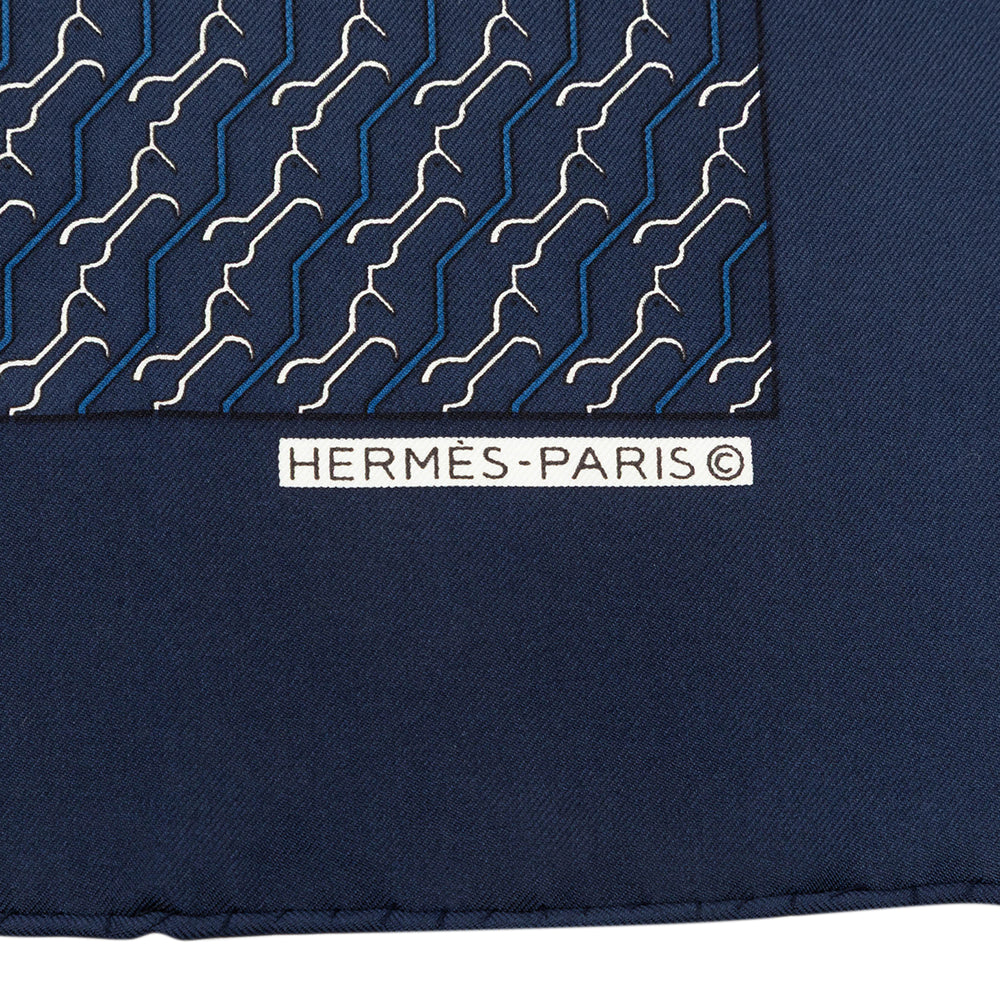 Hermès Imprimé Poche Carré Foulard Bleu – vue 2 – GABY PARIS