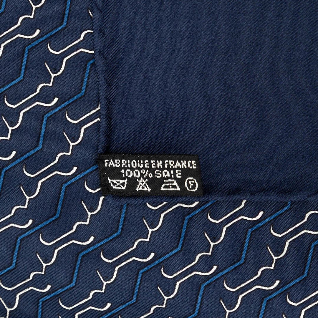 Hermès Imprimé Poche Carré Foulard Bleu – vue 3 – GABY PARIS