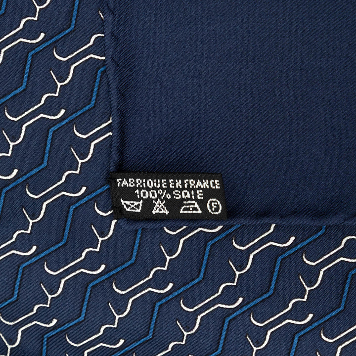 Hermès Imprimé Poche Carré Foulard Bleu – vue 3 – GABY PARIS