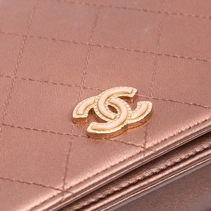 Chanel CC Quilted Métallisé Cuir d’agneau Enamel Wallet On Chain Marron – GABY PARIS Authentique
