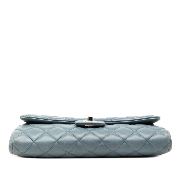 Chanel CC Matelassé Cuir d’agneau à rabat Pochette avec chaîne