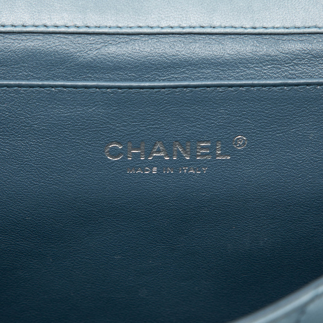 Chanel CC Matelassé Cuir d’agneau à rabat Pochette avec chaîne