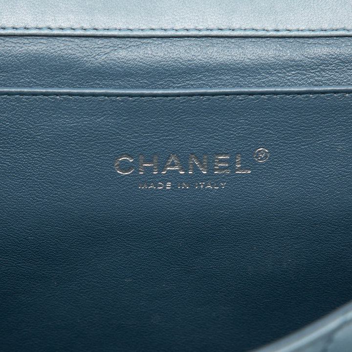 Chanel CC Matelassé Cuir d’agneau à rabat Pochette avec chaîne