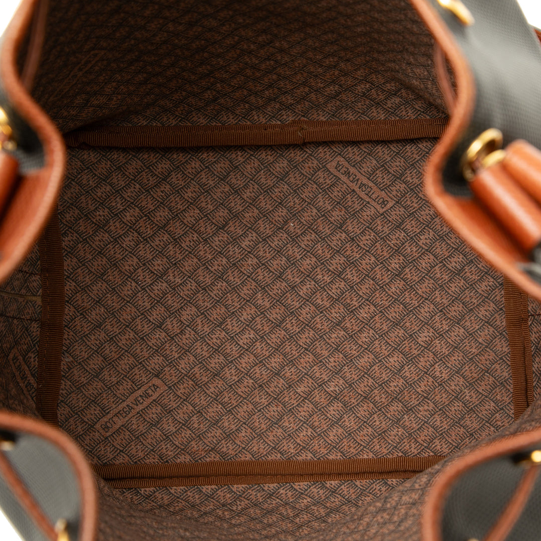 Bottega Veneta Sac seau Texturé Marco Polo Cuir de veau Noir – vue 4 – GABY PARIS