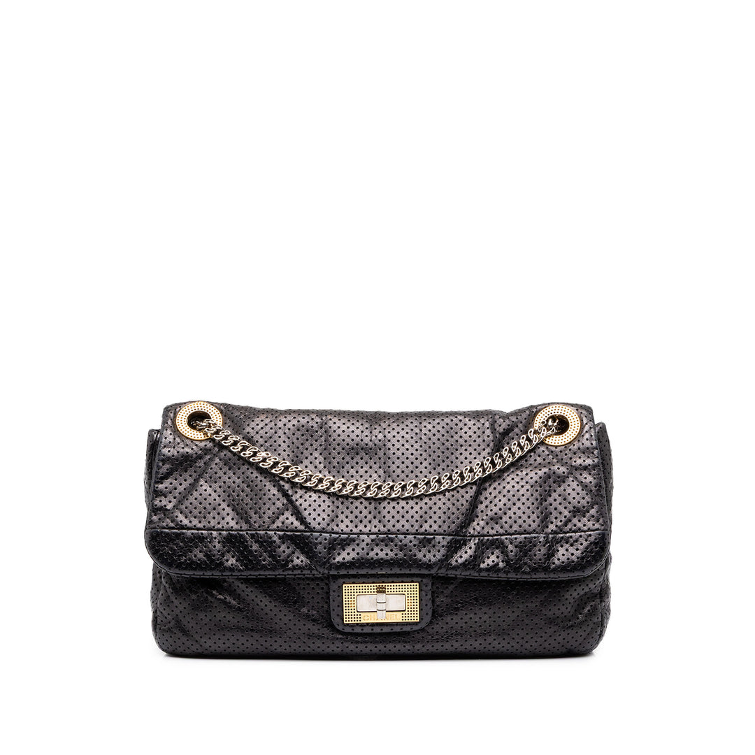 Chanel perforé Reissue 2.55 Drill à rabat Moyen Cuir de veau Noir – vue principale – GABY PARIS