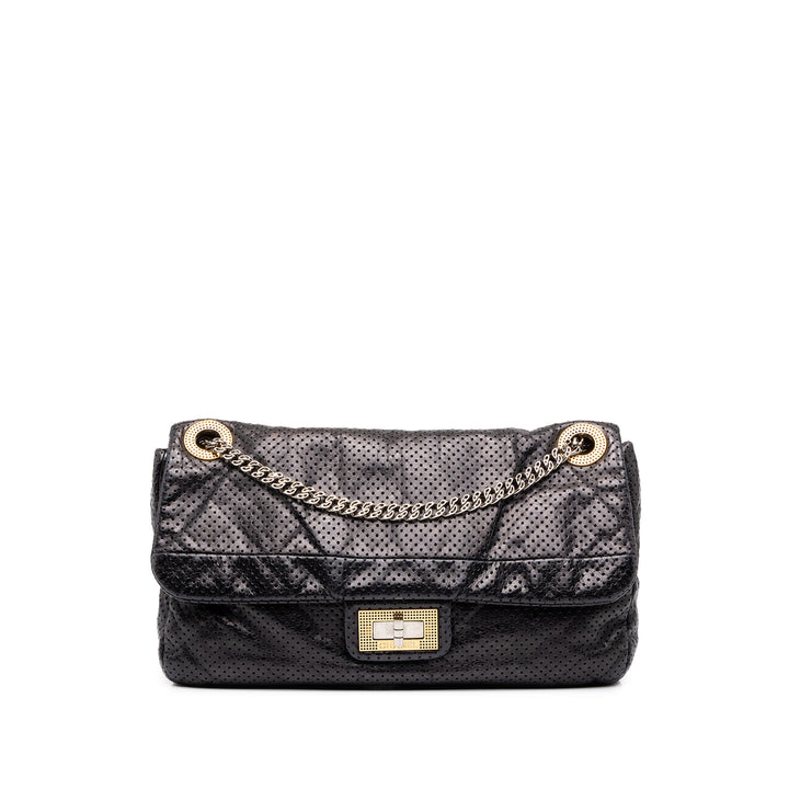 Chanel perforé Reissue 2.55 Drill à rabat Moyen Cuir de veau Noir – vue principale – GABY PARIS