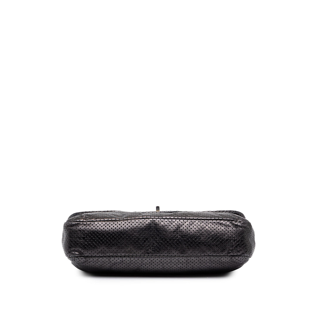 Chanel perforé Reissue 2.55 Drill à rabat Moyen Cuir de veau Noir – vue 3 – GABY PARIS