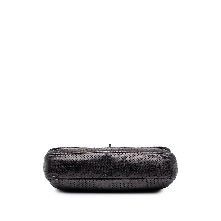 Chanel perforé Reissue 2.55 Drill à rabat Moyen Cuir de veau Noir – vue 3 – GABY PARIS