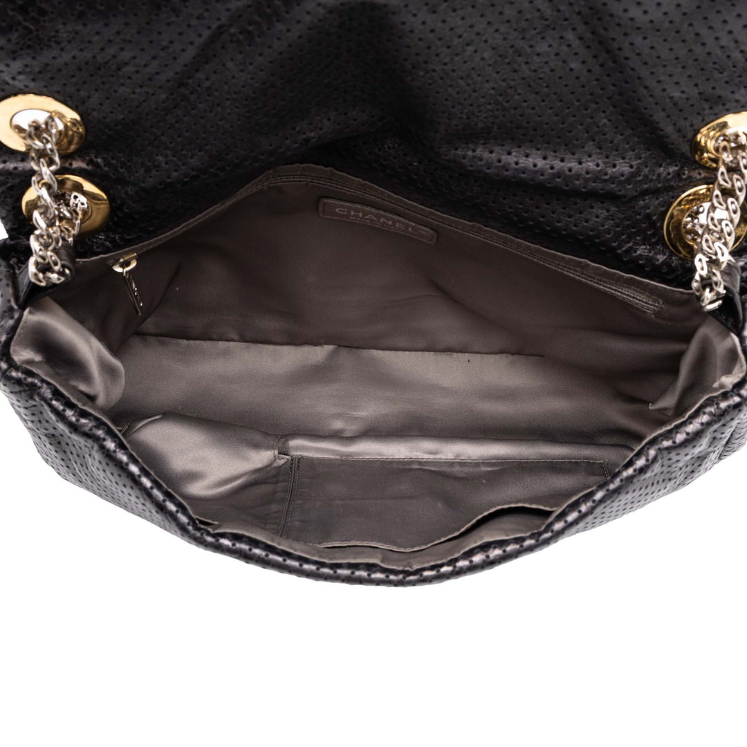 Chanel perforé Reissue 2.55 Drill à rabat Moyen Cuir de veau Noir – vue 4 – GABY PARIS