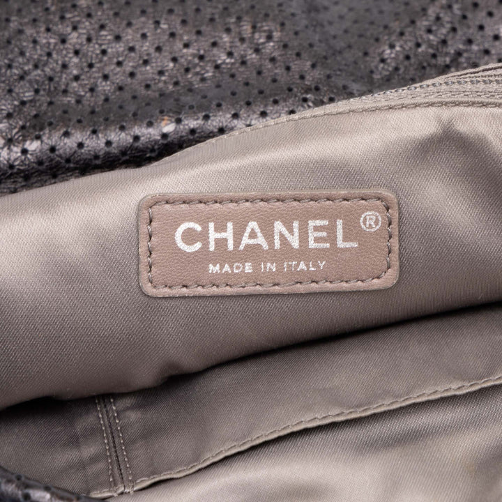 Chanel perforé Reissue 2.55 Drill à rabat Moyen Cuir de veau Noir – vue 5 – GABY PARIS