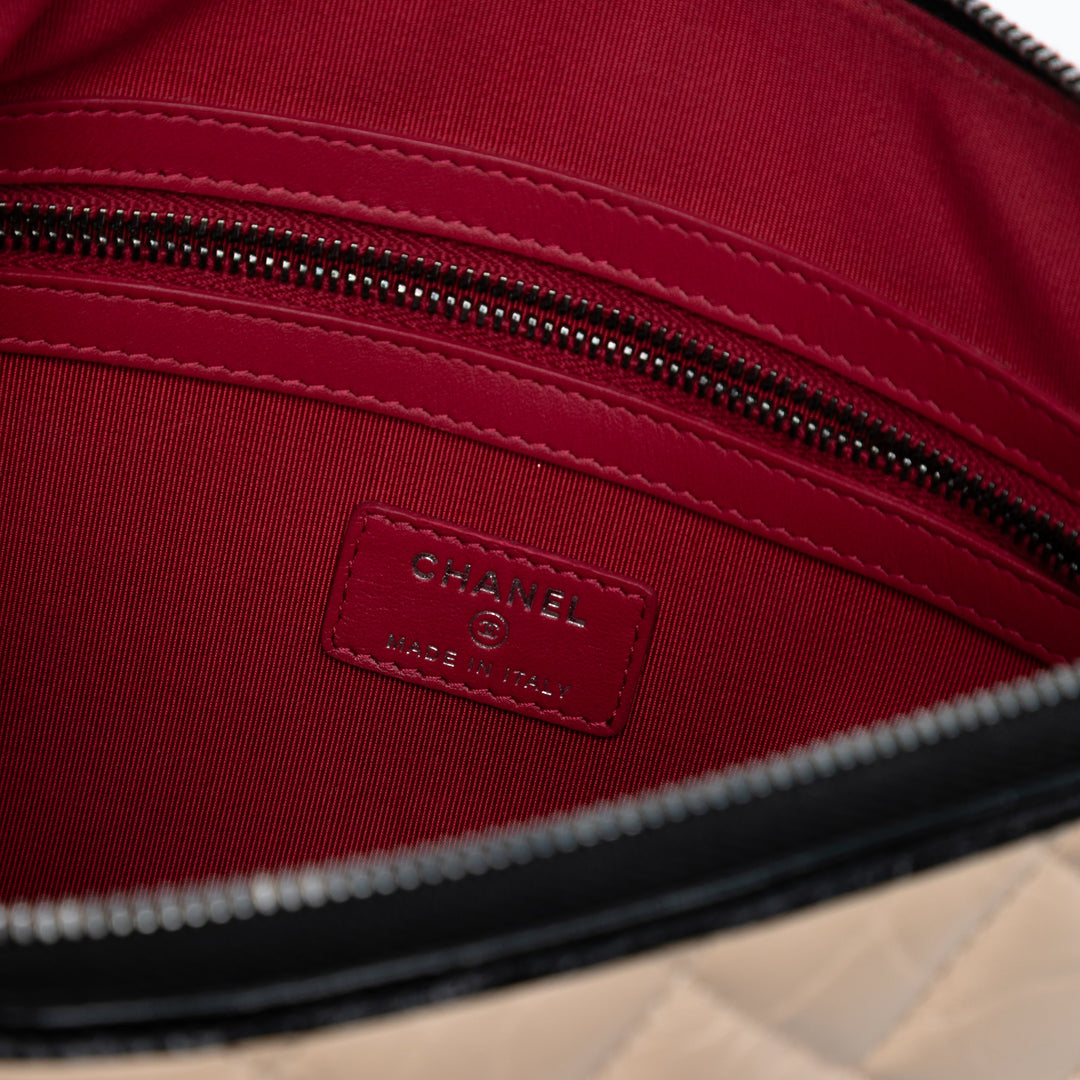 Chanel Medium Aged Cuir de veau Gabrielle O Étui Pochette Marron