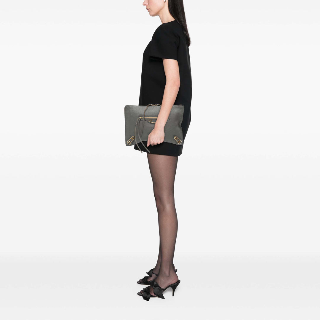 Balenciaga Cuir d’agneau Motocross Métallisé Edge Flat Pochette Gris – GABY PARIS Authentique