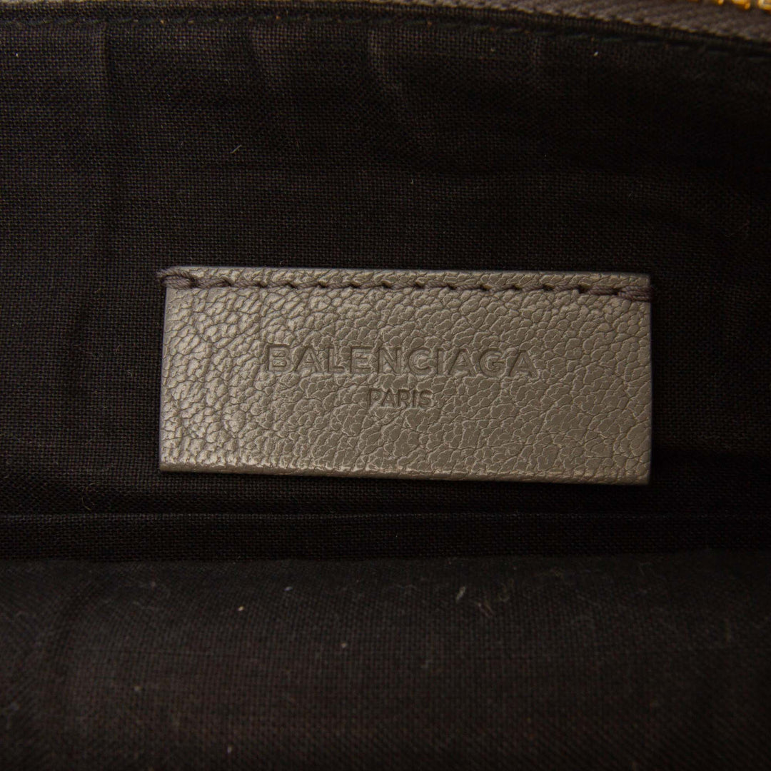 Balenciaga Cuir d’agneau Motocross Métallisé Edge Flat Pochette Gris – GABY PARIS Authentique