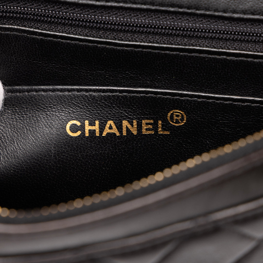 Chanel Matelassé à rabat Sac à dos Moyen Cuir d'agneau Noir