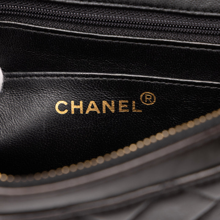Chanel Matelassé à rabat Sac à dos Moyen Cuir d'agneau Noir
