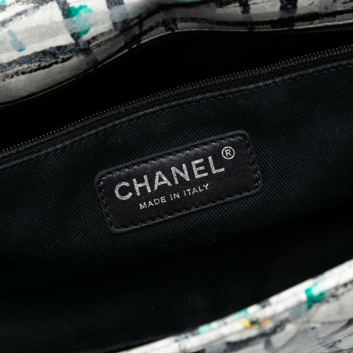 Chanel Medium Cuir de veau Hand Painted Graffiti à rabat