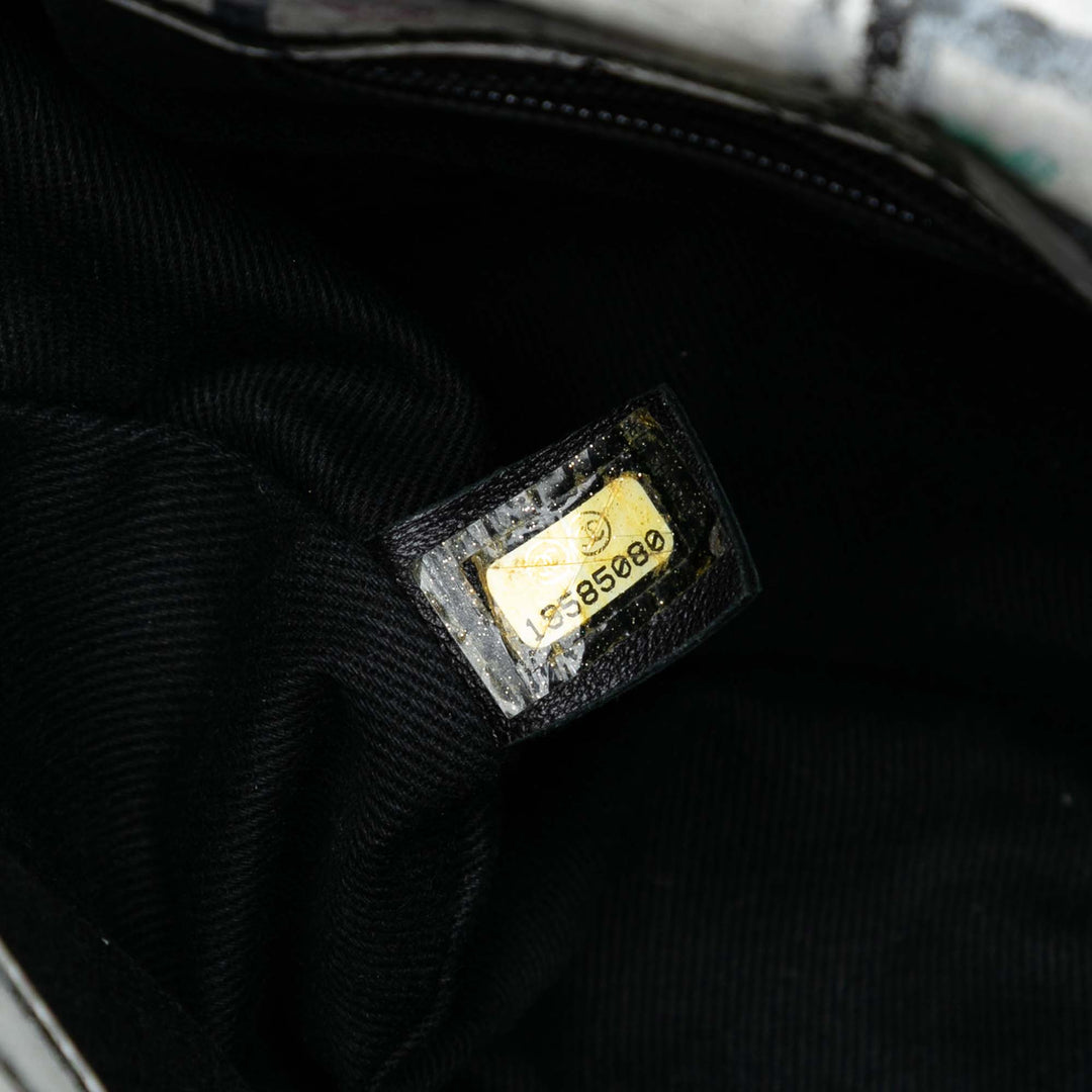 Chanel Medium Cuir de veau Hand Painted Graffiti à rabat