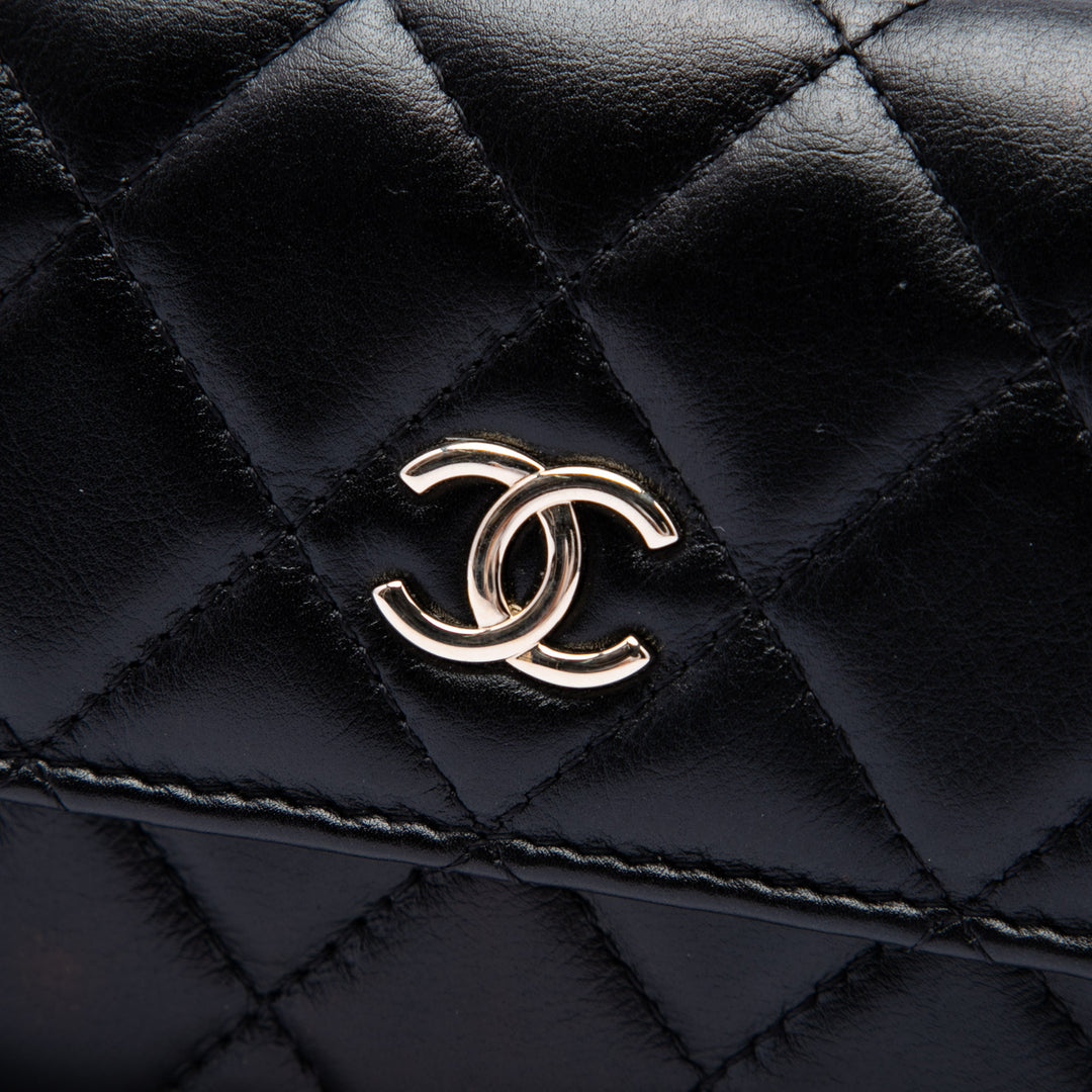 Chanel Matelassé Perles Pochette avec chaîne Maxi Cuir d'agneau