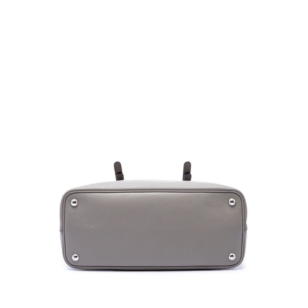 Prada Double Poignée Sac Moyen Saffiano Gris – vue 3 – GABY PARIS