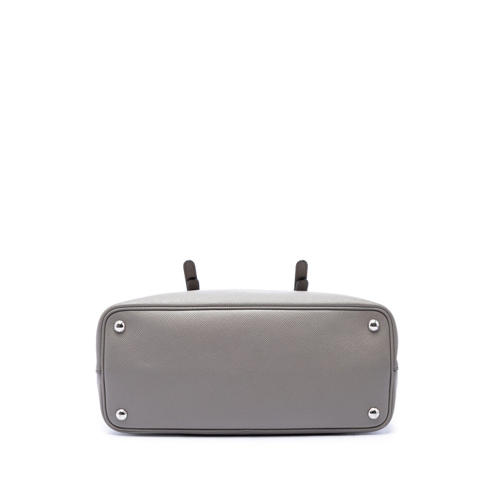 Prada Double Poignée Sac Moyen Saffiano Gris – vue 3 – GABY PARIS