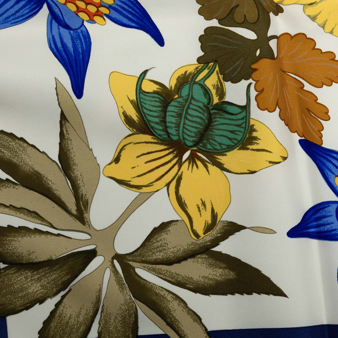 Hermès Fleurs D Hellade Foulard 90 Blanc – vue 3 – GABY PARIS