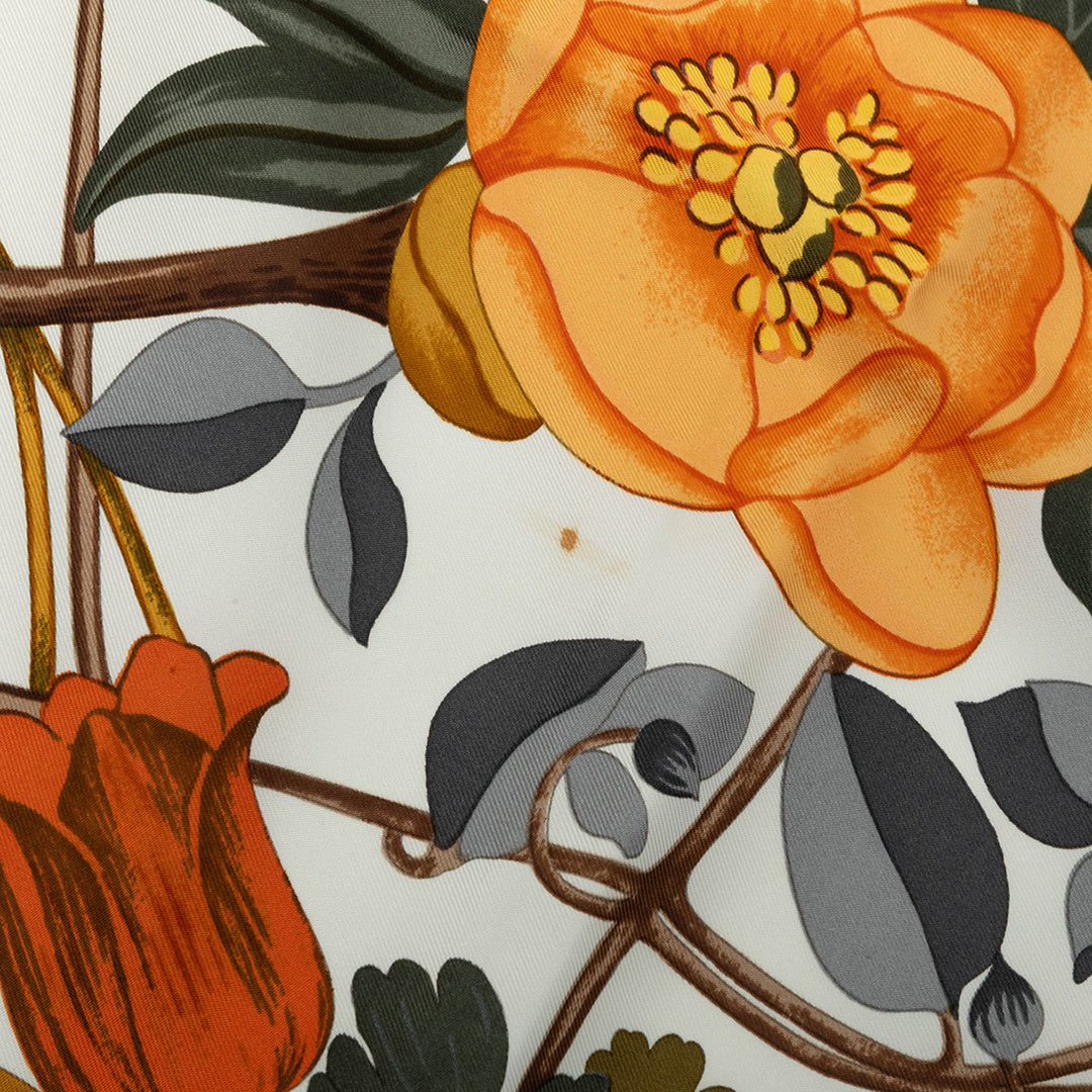 Hermès Fleurs D Hellade Foulard 90 Blanc – vue 4 – GABY PARIS