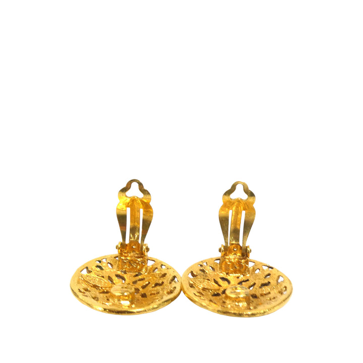 Chanel CC plaqué Filigree Rond À clip Boucles d'oreilles Doré – vue 3 – GABY PARIS