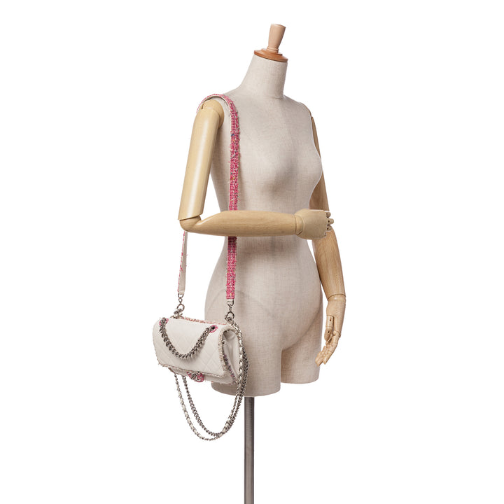 Chanel Quilted Cuir d’agneau and Tweed Elegant Trim Flap Blanc – GABY PARIS Authentique