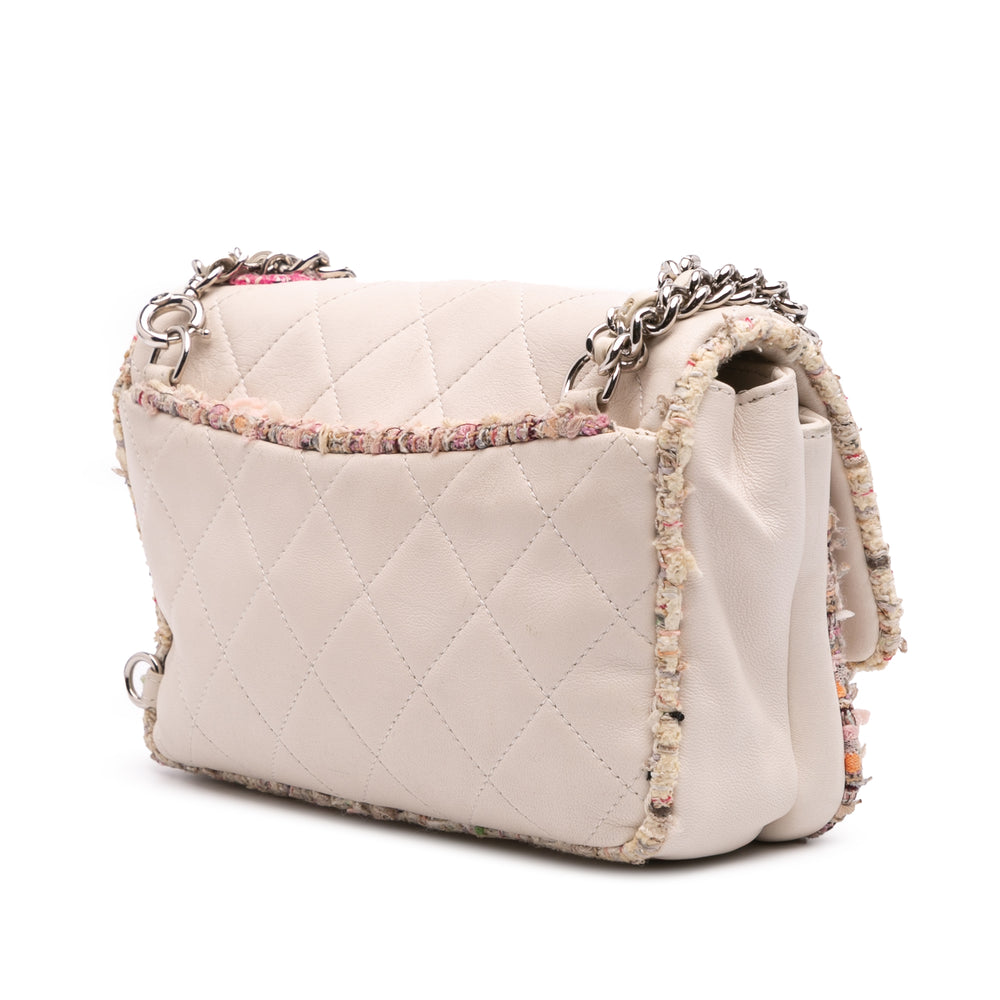 Chanel Quilted Cuir d’agneau and Tweed Elegant Trim Flap Blanc – GABY PARIS Authentique