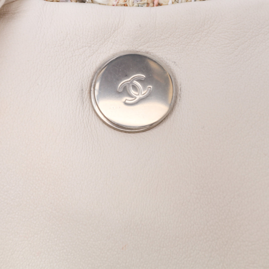 Chanel Quilted Cuir d’agneau and Tweed Elegant Trim Flap Blanc – GABY PARIS Authentique