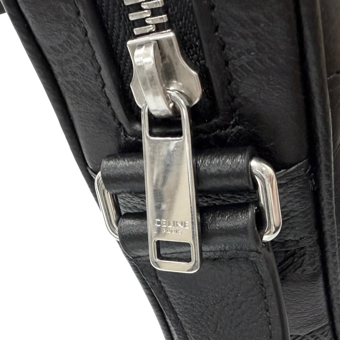 Celine Sac bandoulière Triomphe embossé Messenger Moyen Cuir de veau Noir – vue 7 – GABY PARIS
