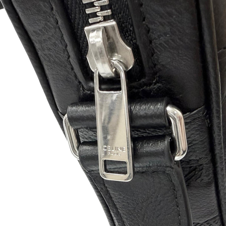 Celine Sac bandoulière Triomphe embossé Messenger Moyen Cuir de veau Noir – vue 7 – GABY PARIS