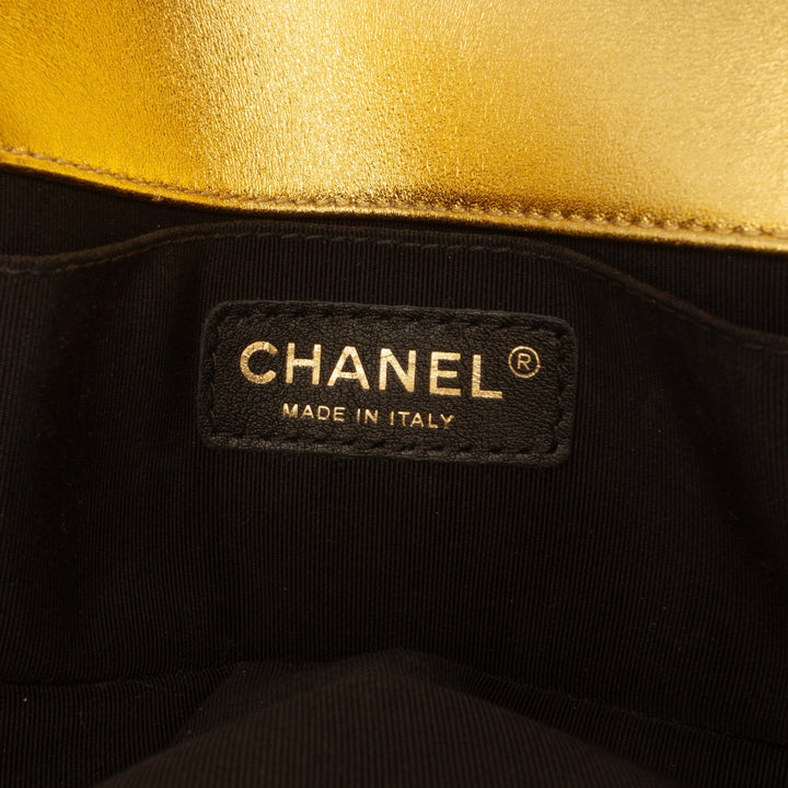 Chanel Matelassé Métallisé Boy à rabat Petit Doré – vue 5 – GABY PARIS