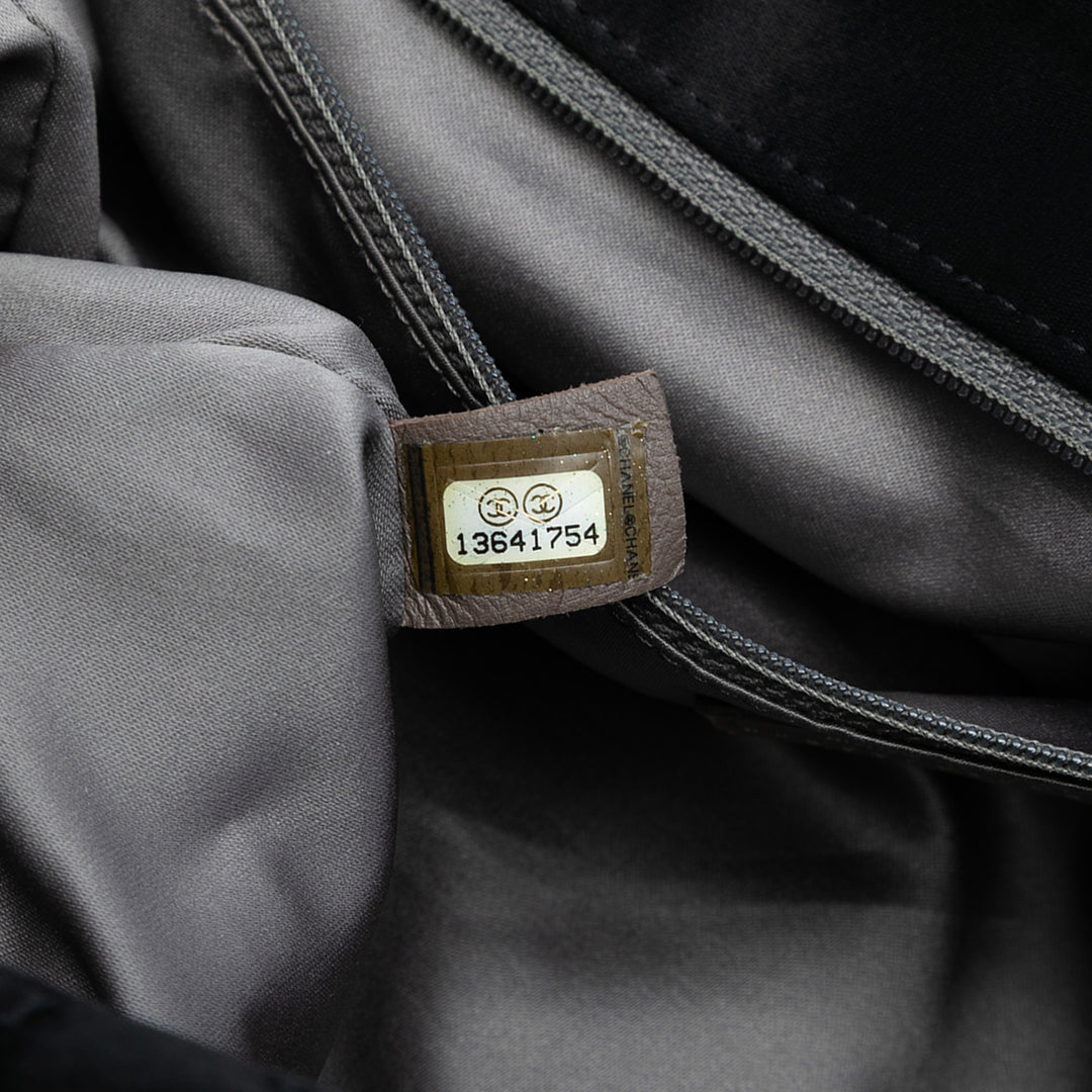 Chanel Sac porté épaule CC Matelassé Rabat simple Très grand Noir – vue 6 – GABY PARIS