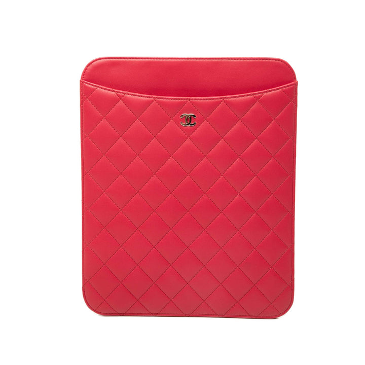 Chanel Étui CC Matelassé Ipad Cuir d'agneau Rouge – vue principale – GABY PARIS
