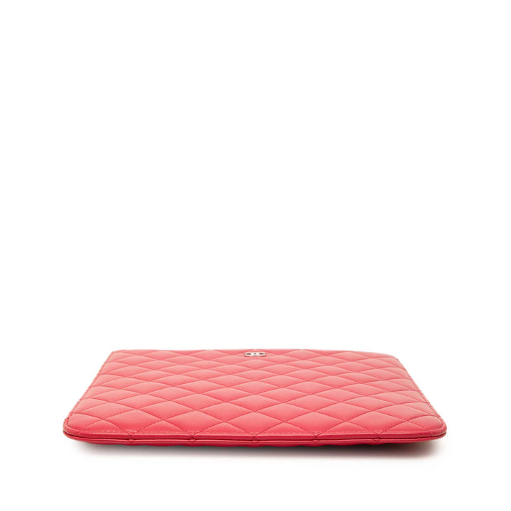 Chanel Étui CC Matelassé Ipad Cuir d'agneau Rouge – vue 3 – GABY PARIS