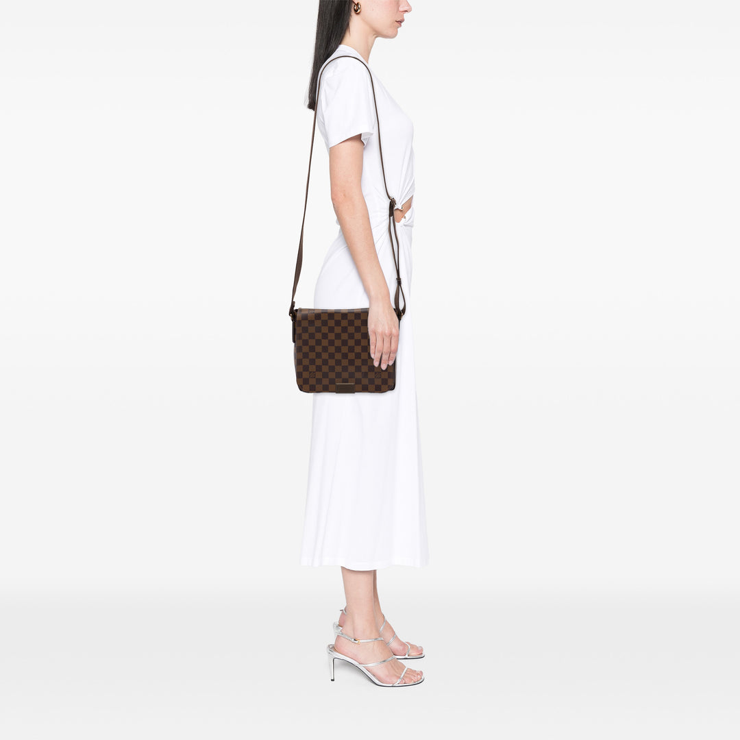 Louis Vuitton Sac bandoulière District Damier Ébène PM Marron – vue 6 – GABY PARIS
