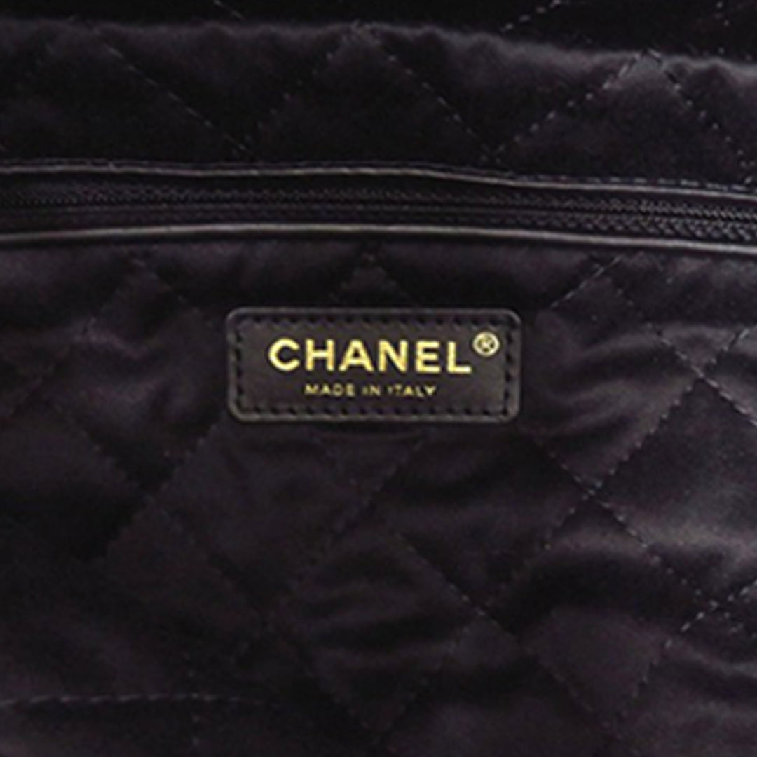 Chanel Small Matelassé brillant Cuir de veau 22 Sac à main