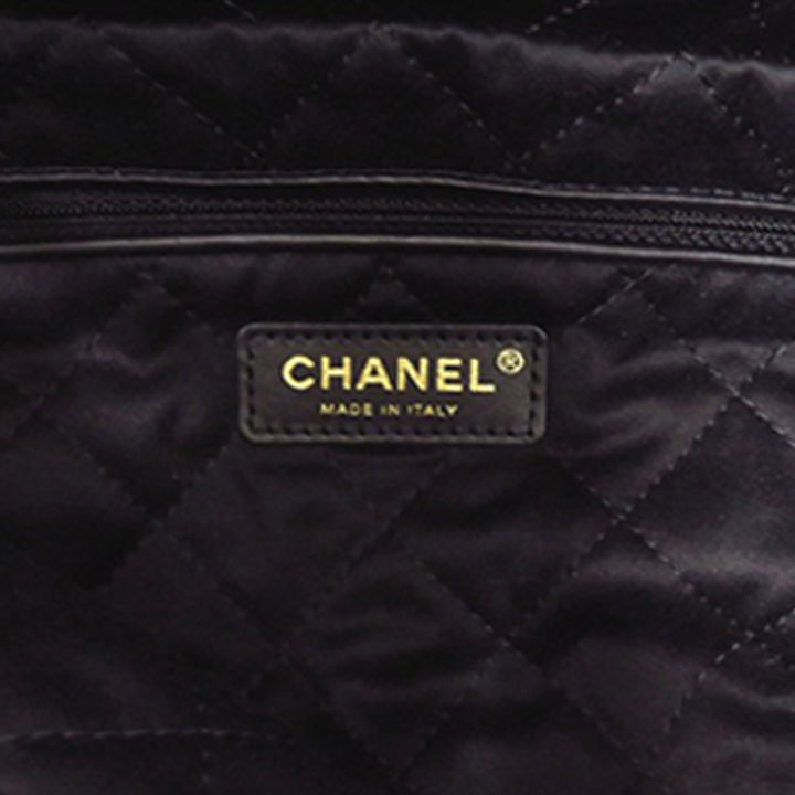 Chanel Small Matelassé brillant Cuir de veau 22 Sac à main