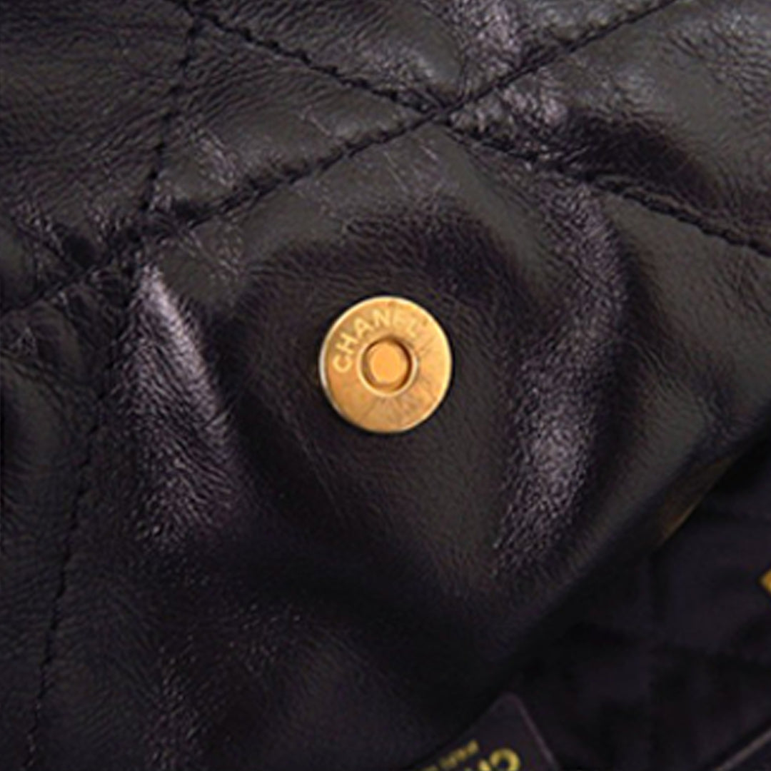 Chanel Small Matelassé brillant Cuir de veau 22 Sac à main