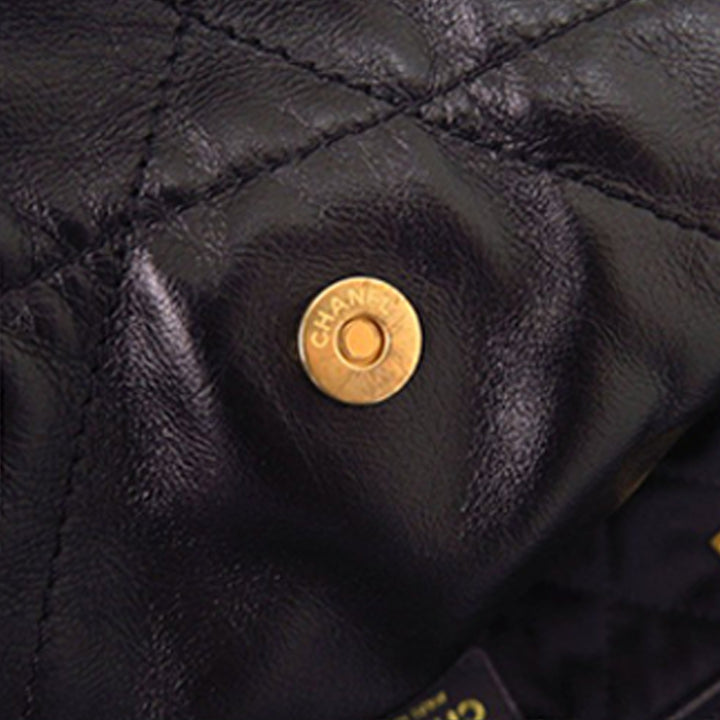 Chanel Small Matelassé brillant Cuir de veau 22 Sac à main