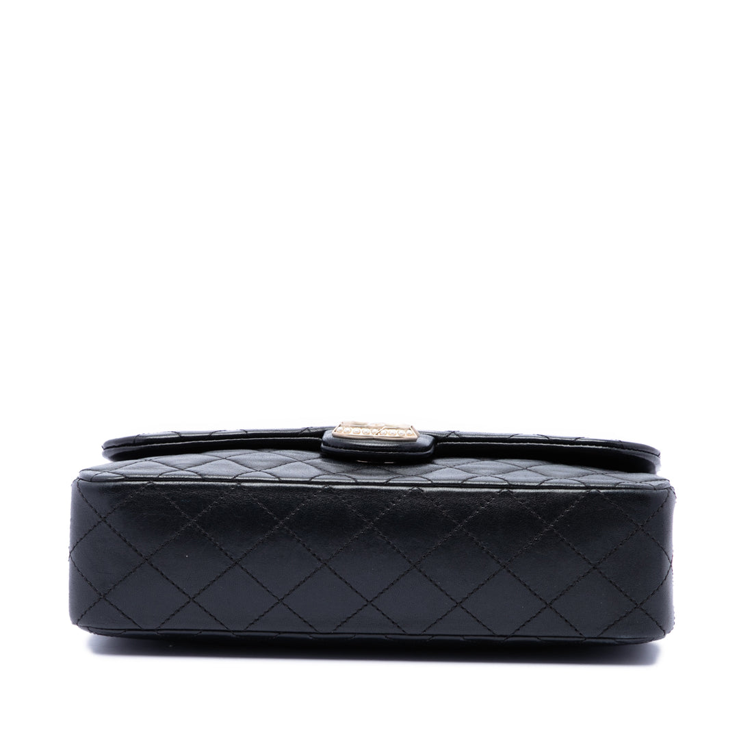 Chanel Matelassé Westminster Perle à rabat Moyen Cuir d'agneau Noir – vue 3 – GABY PARIS