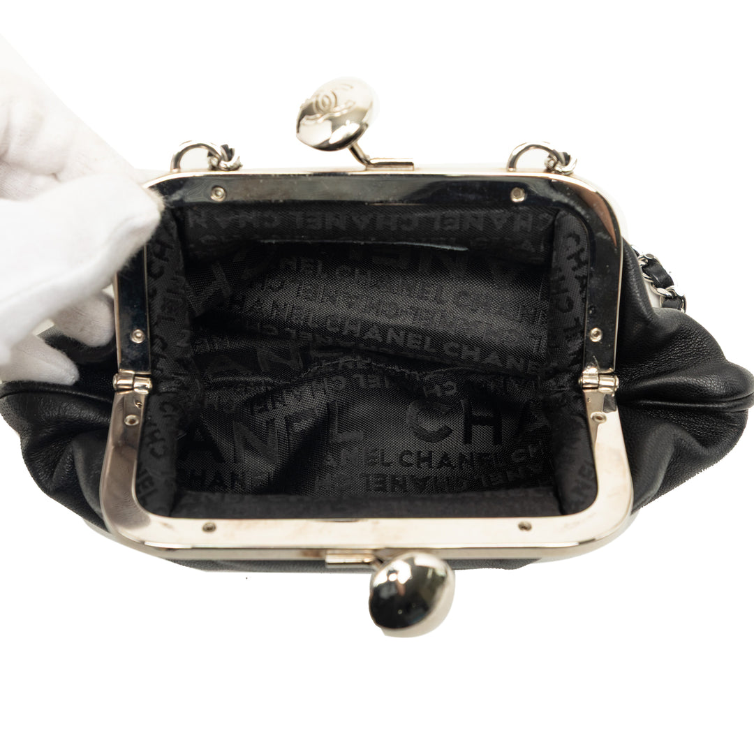 CC Kiss Lock Evening Pochette avec chaîne Cuir d'agneau Noir