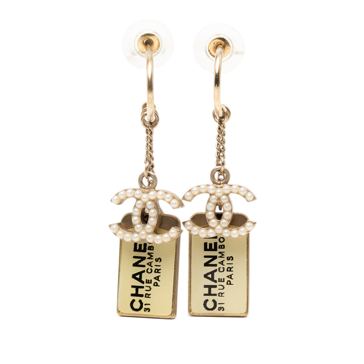 Chanel CC plaqué et Perles fantaisies Nametag pendantes fermoir poussette Boucles d'oreilles Métal