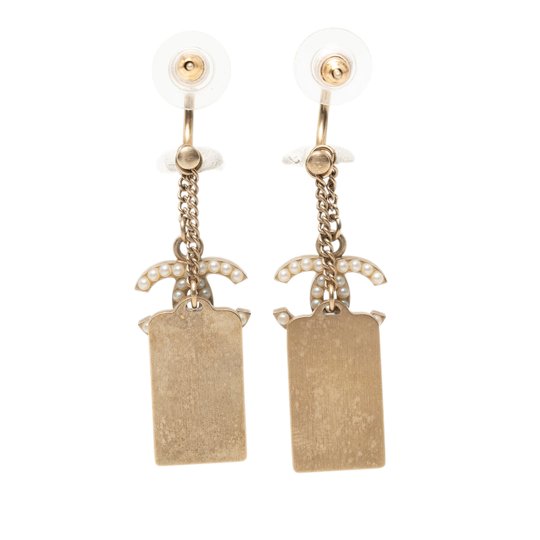 Chanel CC plaqué et Perles fantaisies Nametag pendantes fermoir poussette Boucles d'oreilles Métal