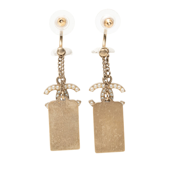 Chanel CC plaqué et Perles fantaisies Nametag pendantes fermoir poussette Boucles d'oreilles Métal