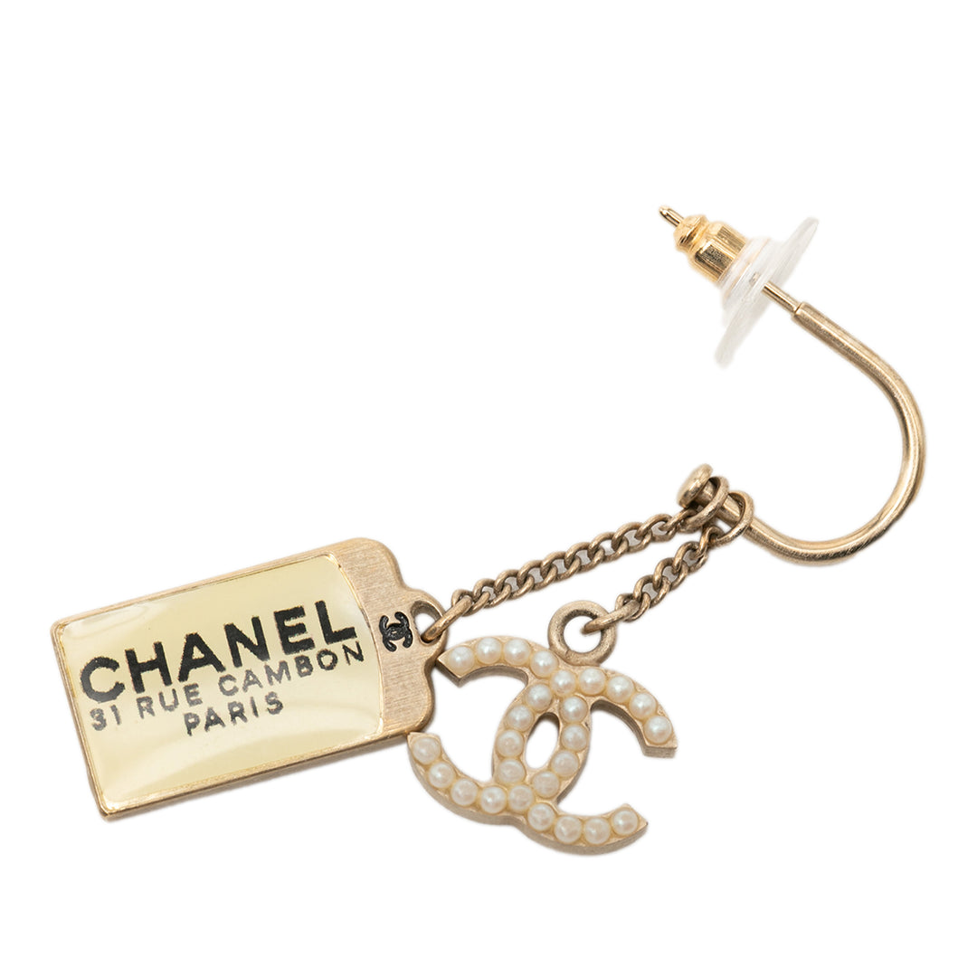 Chanel CC plaqué et Perles fantaisies Nametag pendantes fermoir poussette Boucles d'oreilles Métal